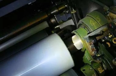 不干胶印刷胶辊为什么两端容易磨损